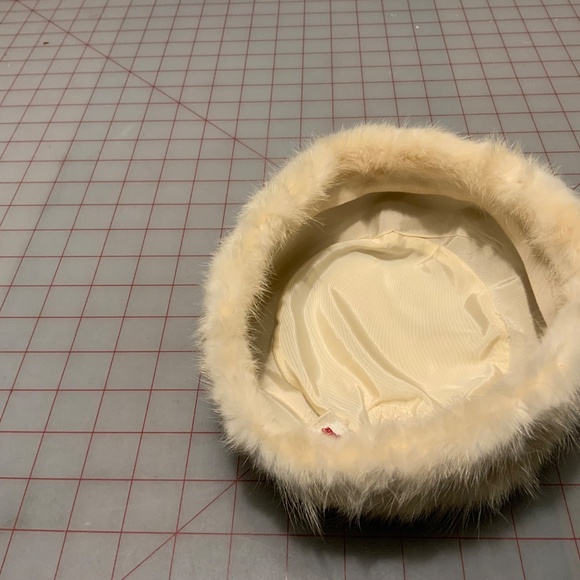 Vintage 1950s Ivory / White Fur sided Hat main image 6